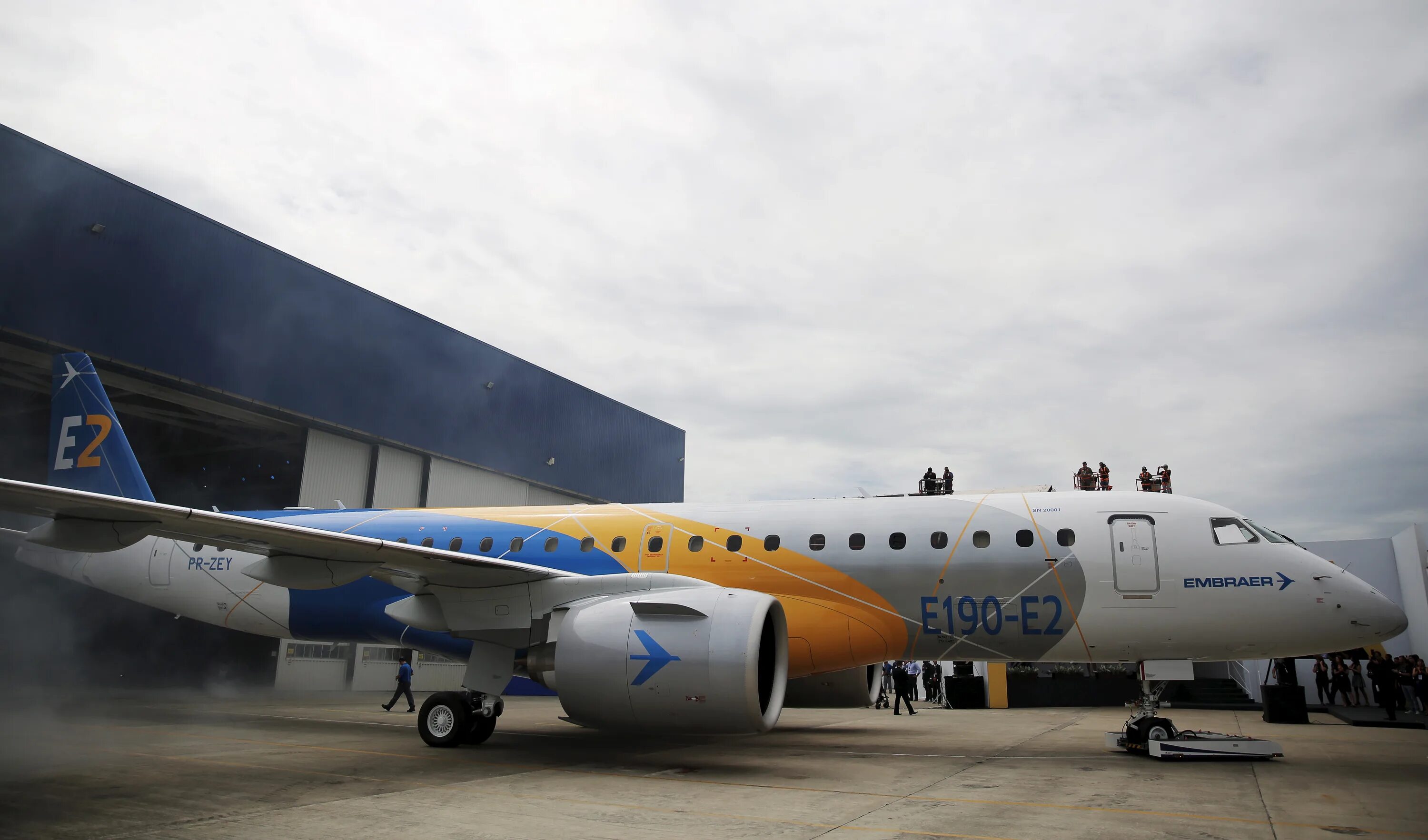 Embraer emb 170 emb 175 самолет. Эмбраер 170. Самолет бразилия эмбраер. Бразильский самолет эмбраер 190. Эмбраер самолет производитель.