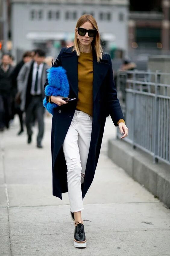 Черное пальто и белые брюки. Стрит стайл. Стритстайл стиль одежды. Нью йоркский стиль в одежде. Стильные образы стритстайл.