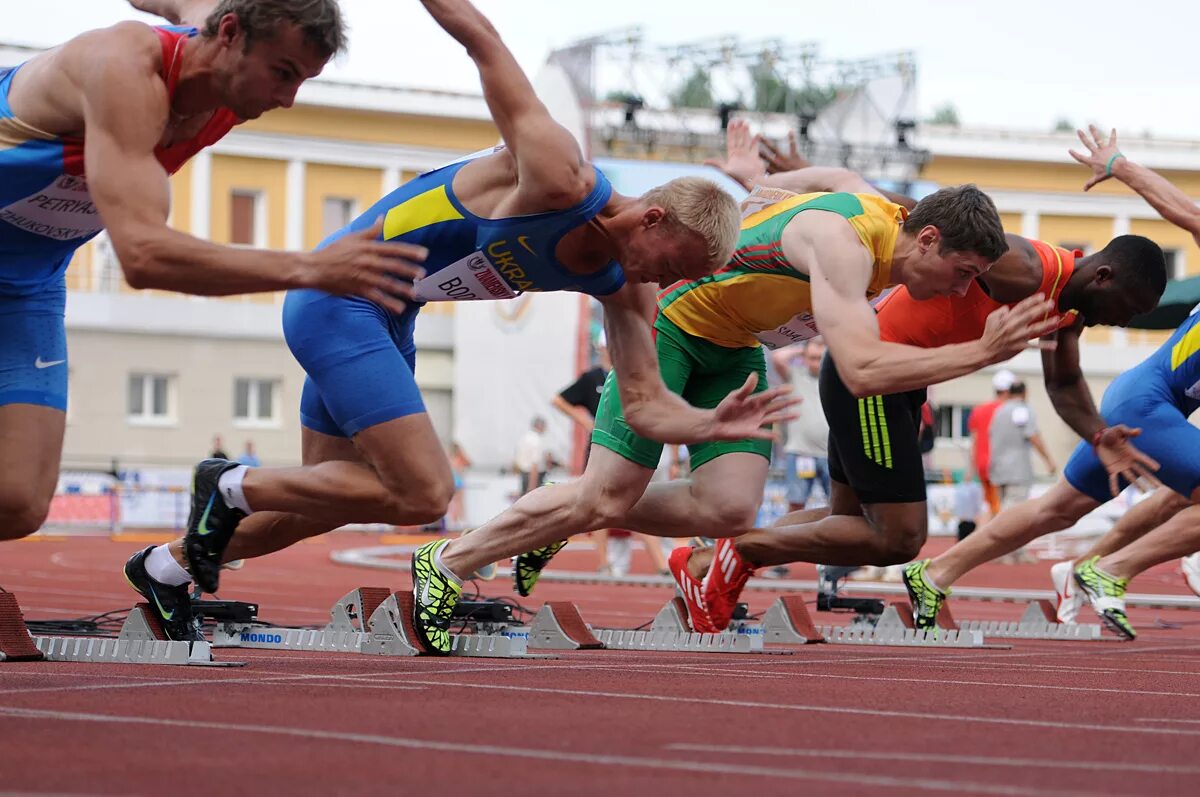 красота среди бегущих первых. красота среди бегущих первых. спортивные люди. красота среди бегущих первых. пробежка зимой.