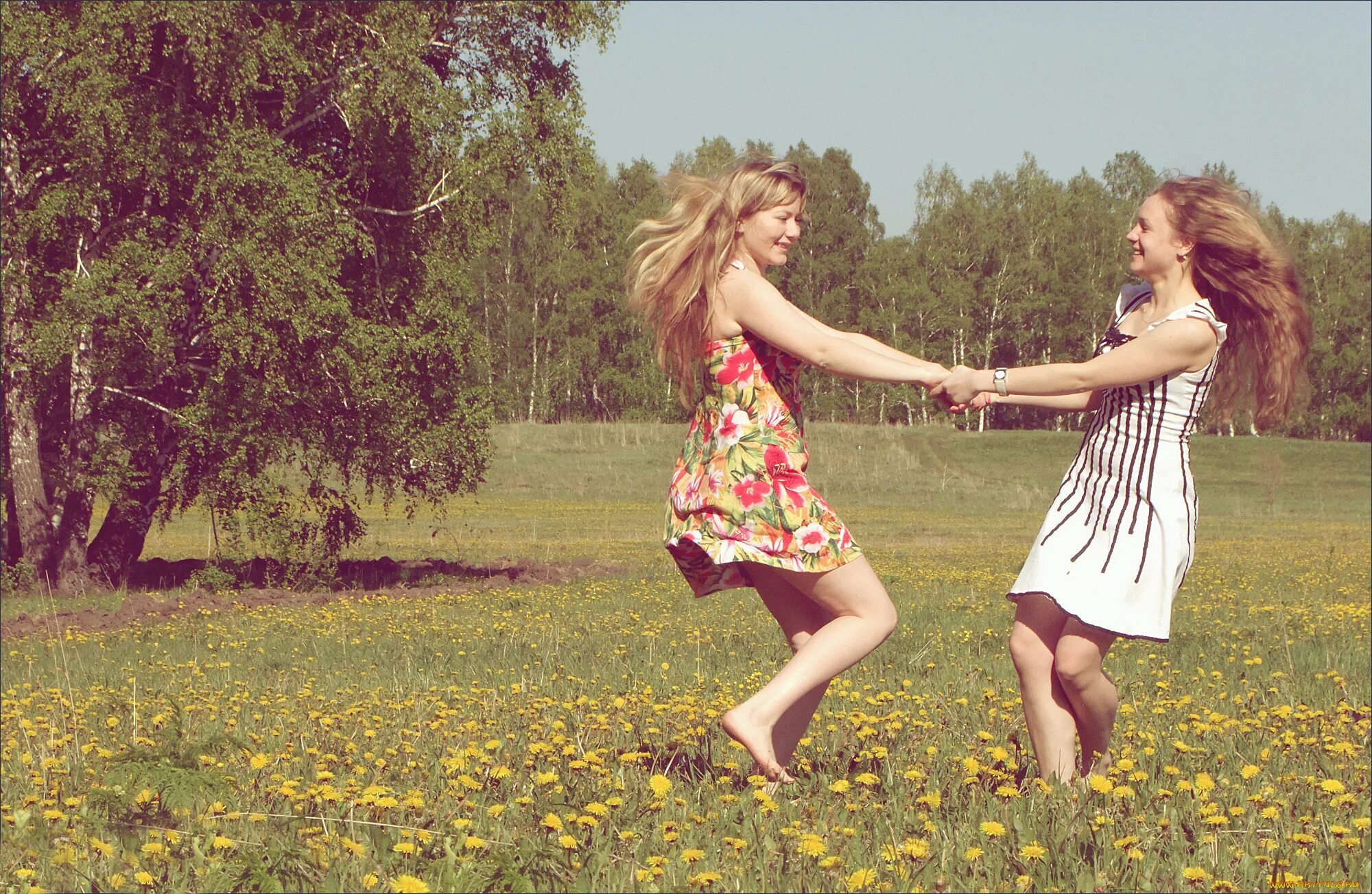 Одноклассницы танцуют. Две подруги. Фотосессия подруг. Красивые подруги. Лето подруги.