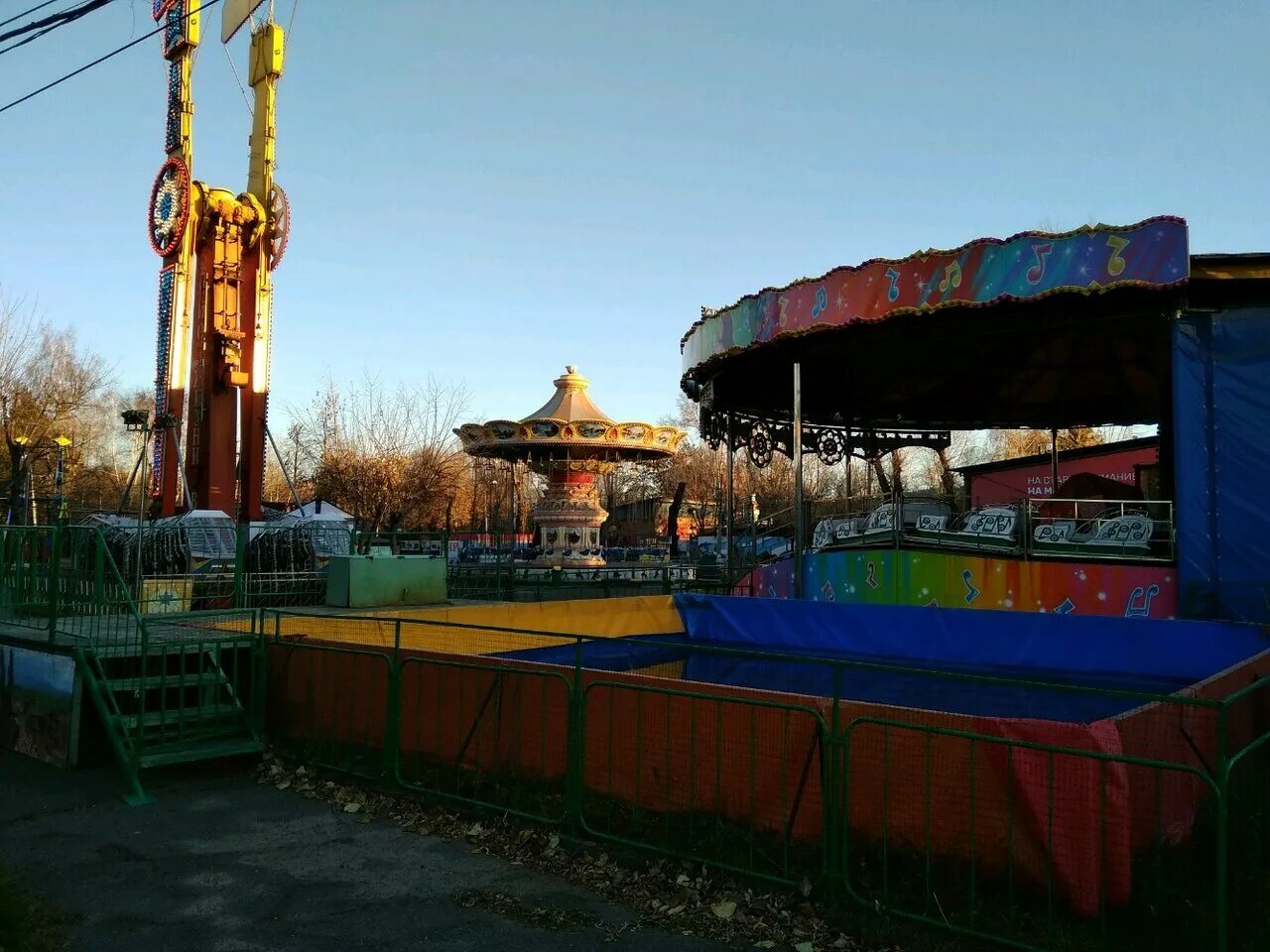 Парк аттракционов красноярск. Центральный парк Красноярск аттракционы. Парк Горького Красноярск аттракционы. Центральный парк Красноярск аттракционы рейнджер. Аттракционы в парке Горького Красноярск.