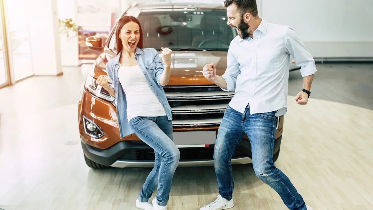 Автомобиль обязательно. Семья возле автомобиля. Пара выбирает машину в автосалоне. Семья около машины машине. Танцы возле машины.