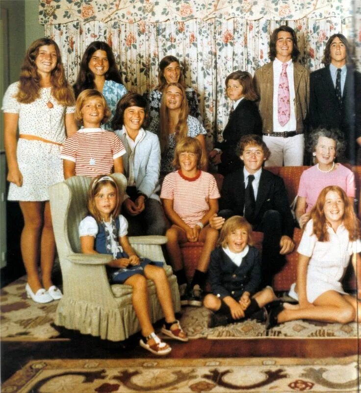 Юнис Кеннеди Шрайвер с детьми.