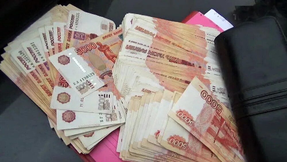 Некую сумму денег. Много рублей. сумка денег 5000. миллион рублей. 2 миллиона рублей наличными.