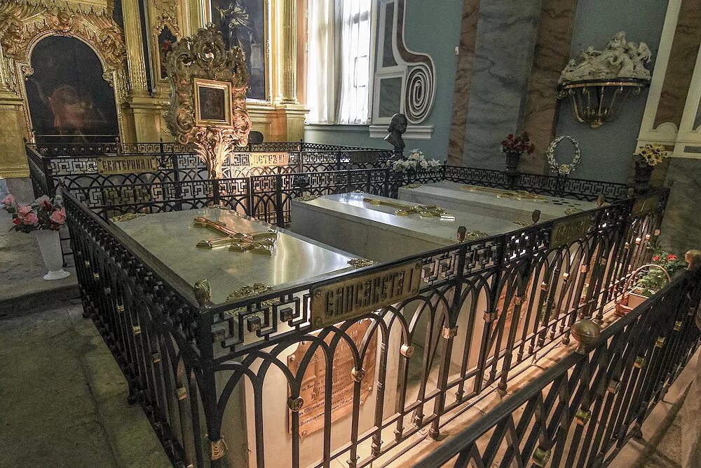 Захоронения в петропавловском соборе в санкт-петербурге. Петропавловский собор усыпальница. Петропавловский собор усыпальница. Могила петра великого. Петропавловский собор могила пета1.