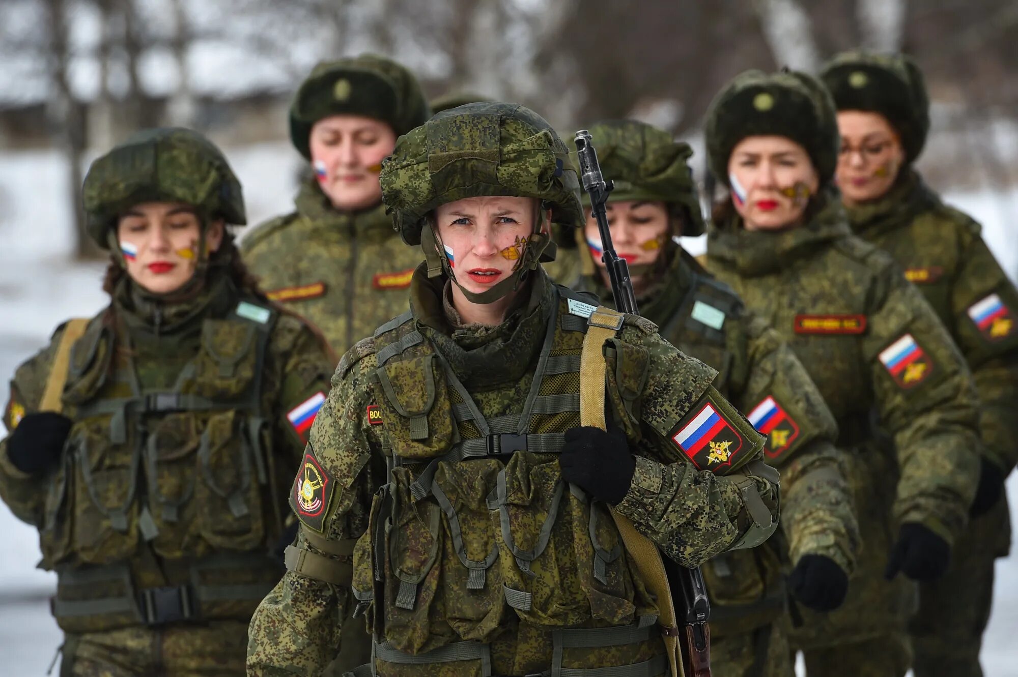 Слова жен военных. Женщины военные. Женщины в военной форме. Женщины военнослужащие в России. Женщина солдат.