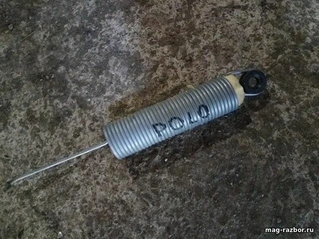 Пружина для крышки багажника фольксваген поло. Пружина багажника поло седан. Пружина багажника поло. Концевик багажника поло седан 2014. Пружина для крышки багажника фольксваген поло.