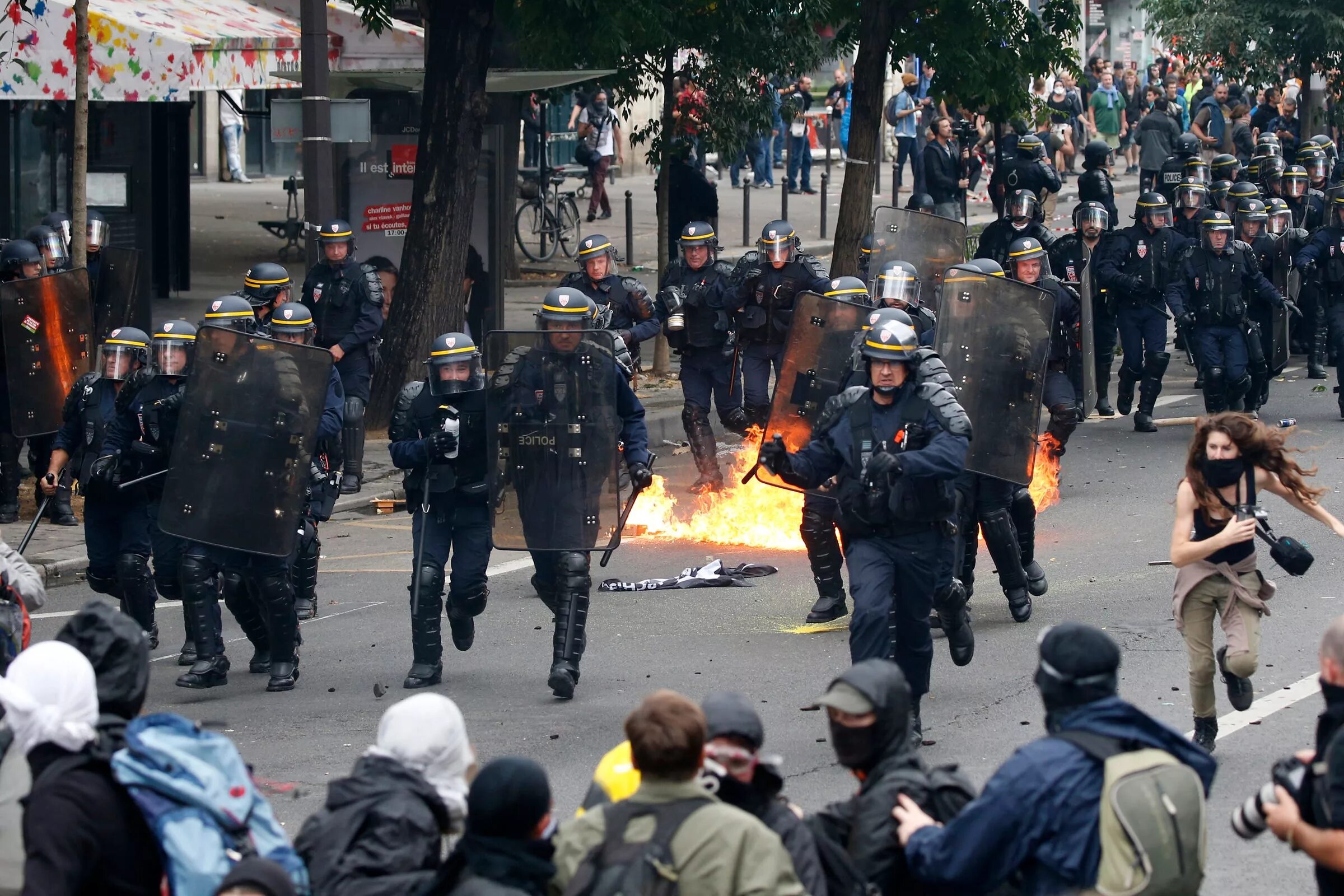 Протесты во Франции 2016. Массовые беспорядки во Франции. Во Франции разгоняют протестующих. Массавое беспорядки во Франции. Франция майдан