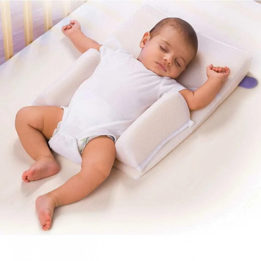 Новорожденному спать на боку или спине. Позиционер для сна"Baby Sleep". Позы для сна новорожденного. Подушка для сна новорожденного на боку. Поза новорождённых во сне.