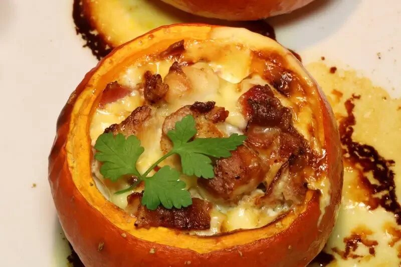 Тыква целиком запеченная в духовке с мясом. Тыква фаршированная грибами. мясо в тыкве в духовке. тыква запечённая в духовке с мясом. печеная тыква с мясом в духовке.