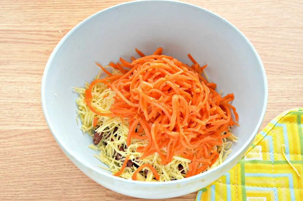 Салат с морковью по-корейски. Салат"морковь по-корейски"270г. Салат с корейской морковкой. Салат сыр корейская морковка. Салат с курицей сыром корейской морковкой