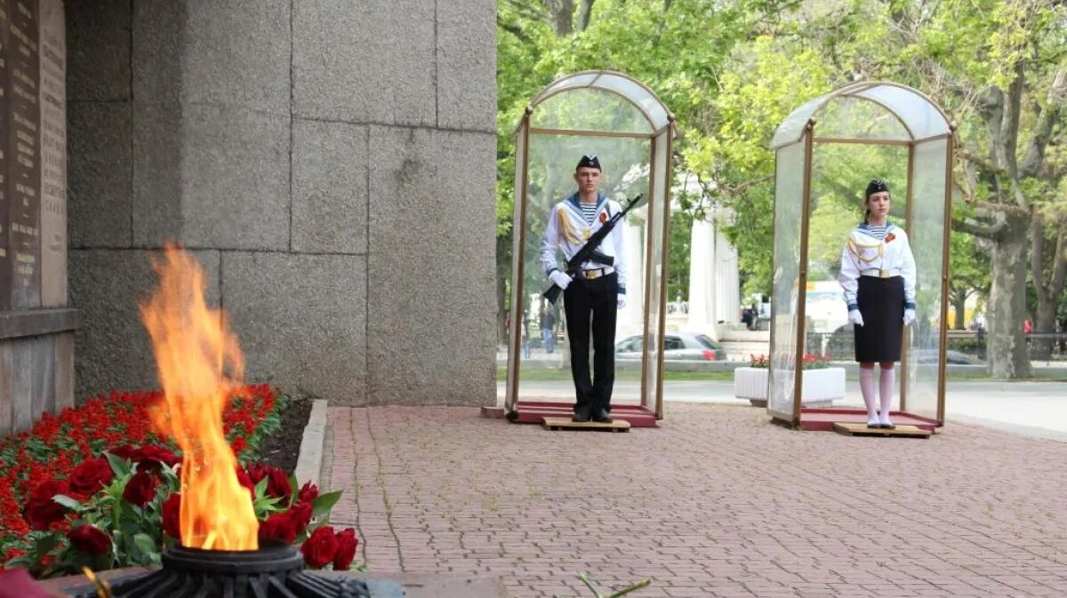 Пост 1 память. Мемориал вечный огонь Севастополь. Вечный огонь Севастополь на Нахимова. Пост у вечного огня Севастополя. Пост № 1 Севастополь.