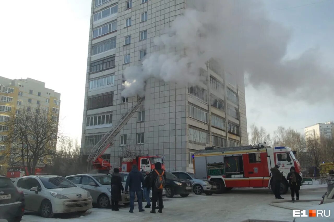 Пожар на союзной екатеринбург. Е1 екатеринбург новости пожары сегодня. Шефская 15 пожар. Ночной пожар. Пожар в квартире.
