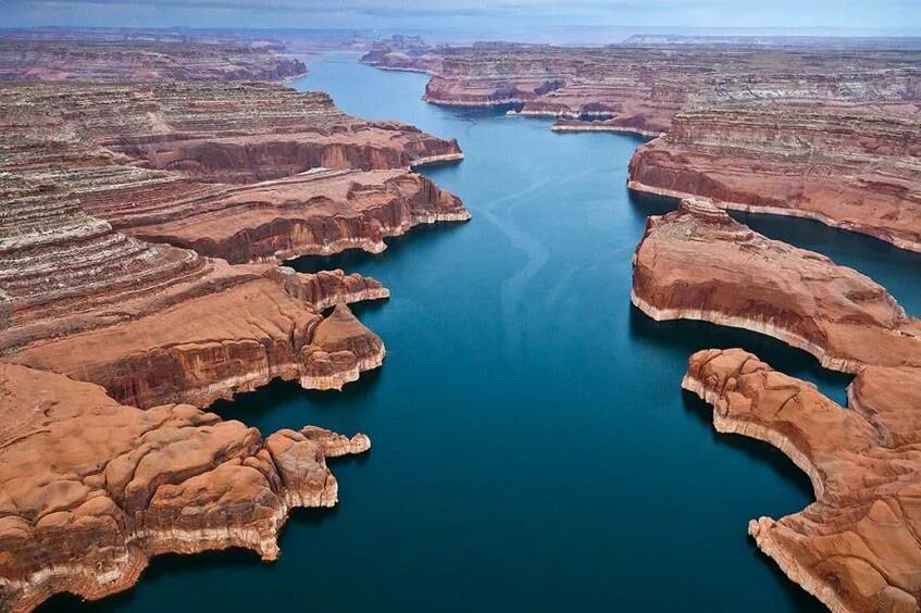 Бассейн океана реки колорадо. Озеро Пауэлл Юта США. Озеро Пауэлл Аризона. Каньоны штат Юта озеро Пауэлл. Озеро Пауэлл Глен-каньон.