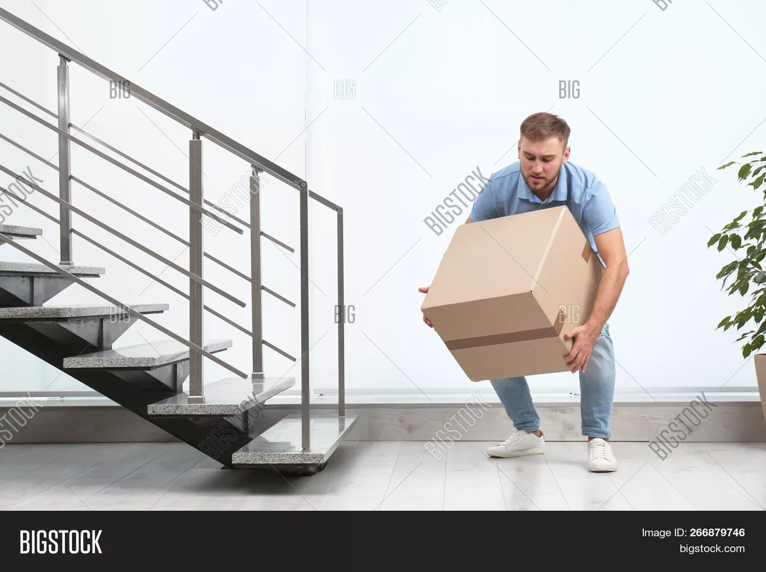 Как правильно поднимать тяжести. Heavy box image. Боли в спине подняли тяжелый ящик. Redness in hand after carrying heavy package. This box is to lift heavy.