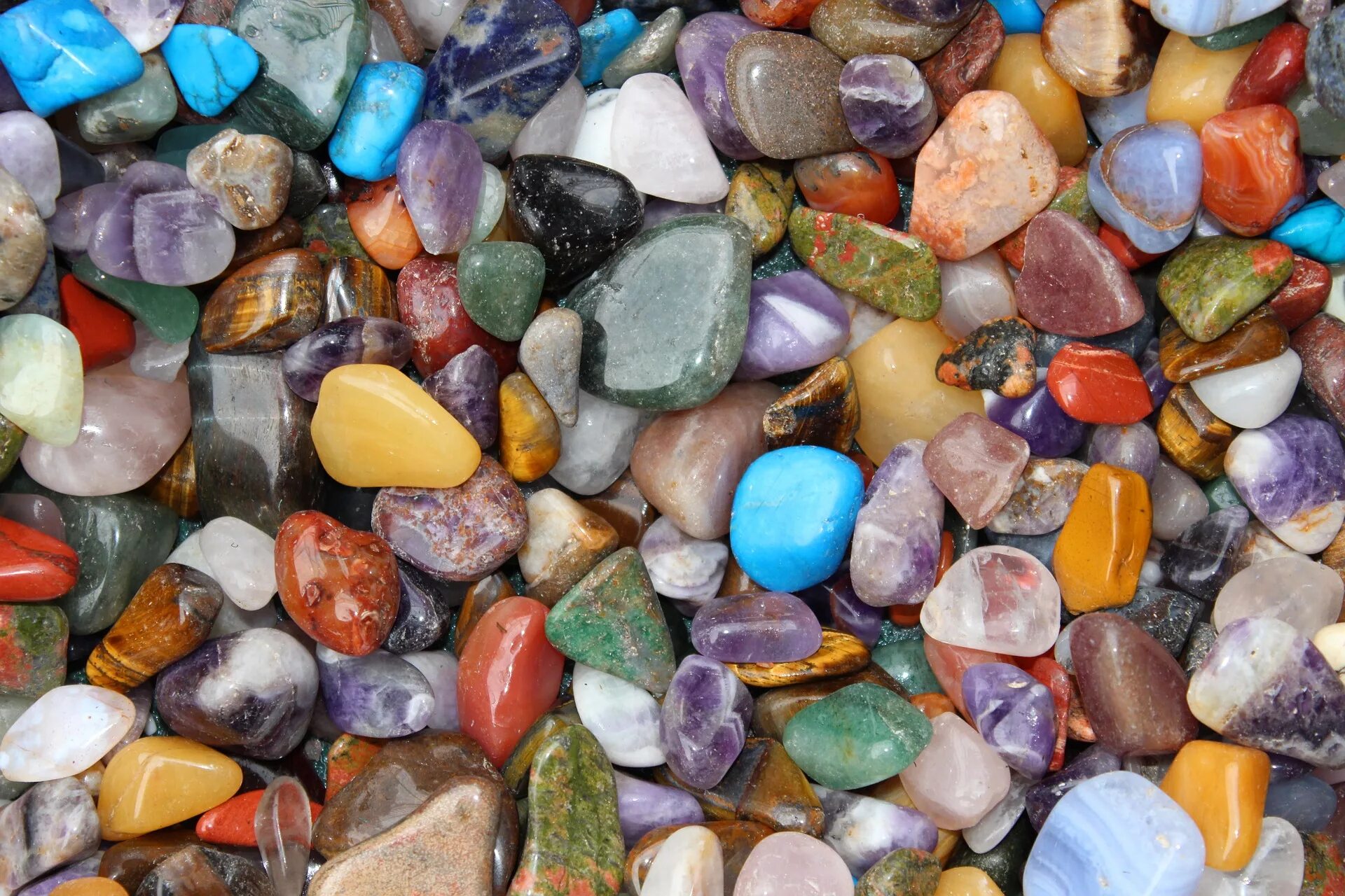 Самоцветы драгоценные камни. Самоцветы минералы натуральные камни. Разноцветные камни. Разноцветные камушки. Цветные самоцветы