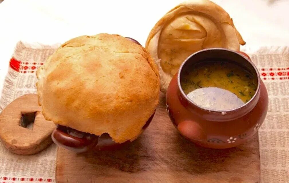 щи в горшочке. горшочки под тестом. хлебная крышка для блюда в горшочке. овощи в горшочках в духовке. жаркое по домашнему в горшочках с крышкой из теста.