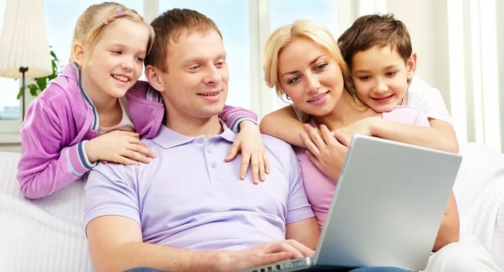 Где найти родители. Семья с ноутбуком. родители и дети. семья у компьютера. счастливые люди интернет.