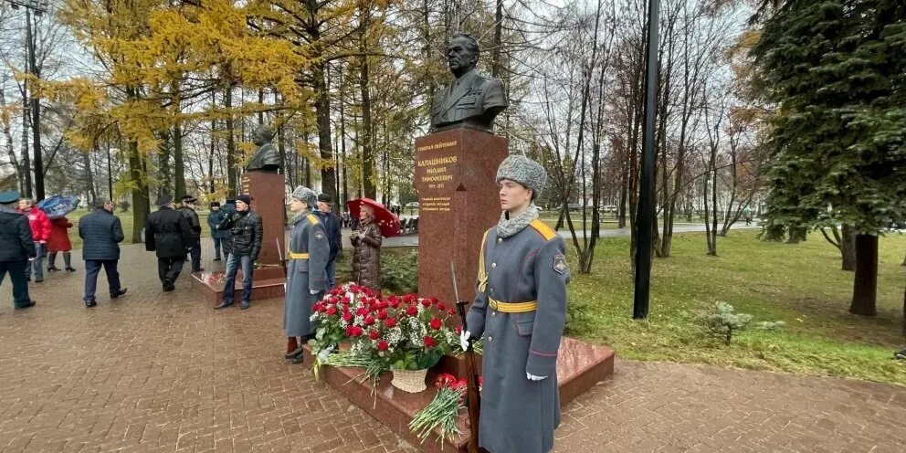 Дата рождения ижевска. Памятник Калашникову в Ижевске. Бюст Калашникова. Бюст калашниковуижевск.