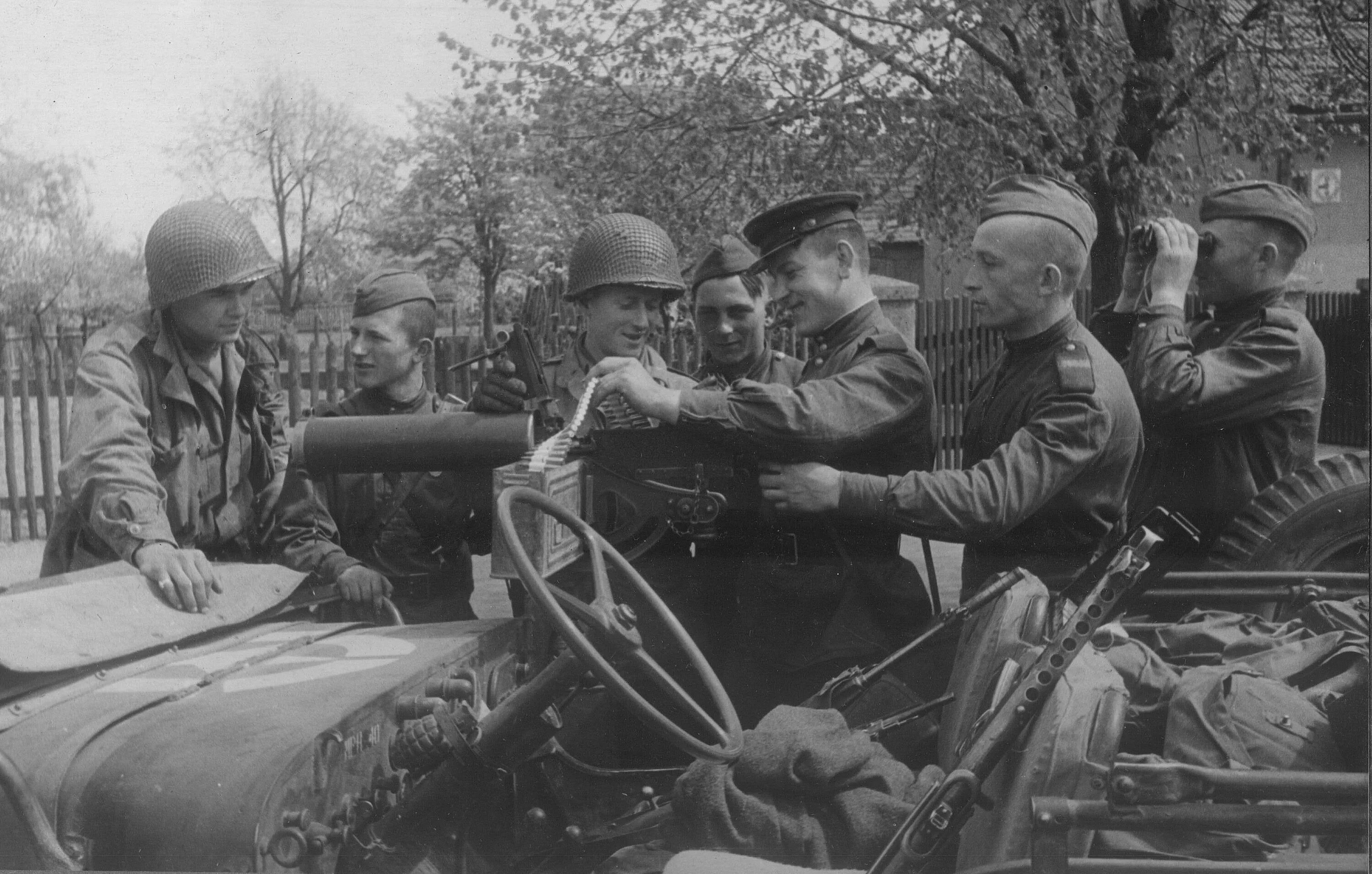 Военнослужащие в военное время. Советские солдаты на войне 1941-1945. Встреча на Эльбе 1945 год.