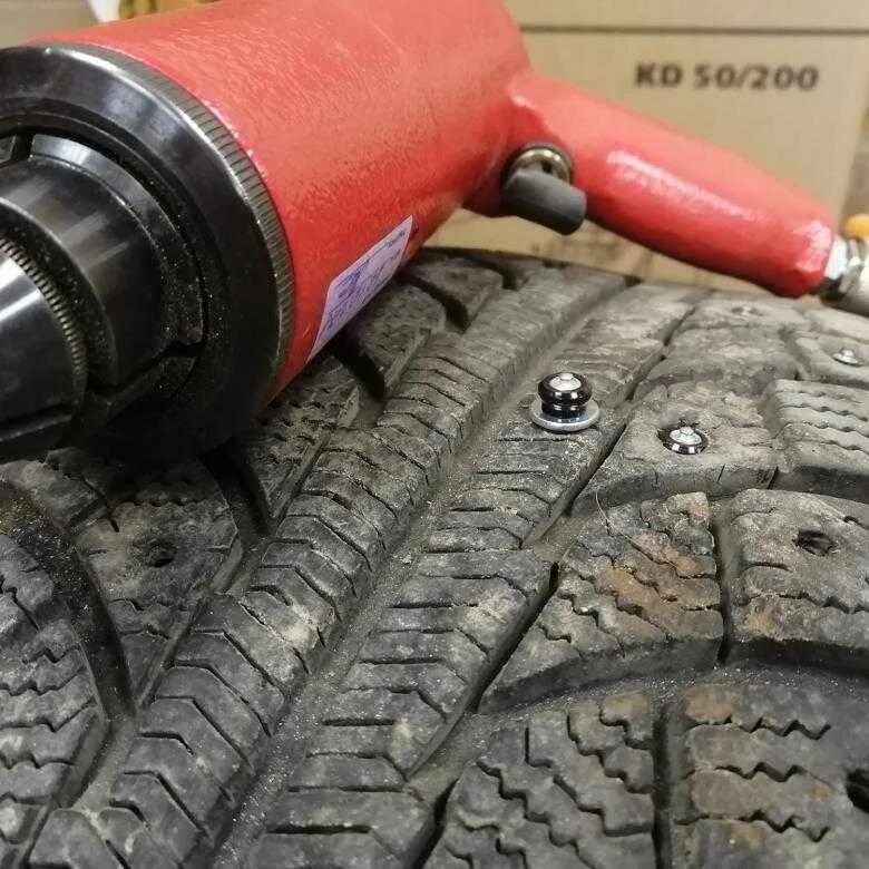 Дошиповка зимних шин. Дошиповка зимних шин. Ошиповка зимних шин ремонтным шипом. Ошиповка зимних шин. Дошиповка зимней резины реклама.