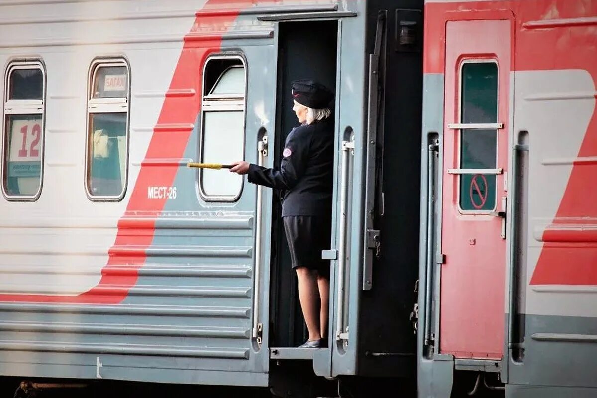 Ржд где поезд едет. Проводник поезда. проводник пассажирского вагона. проводник пассажирского ваго. проводница пассажирского вагона.