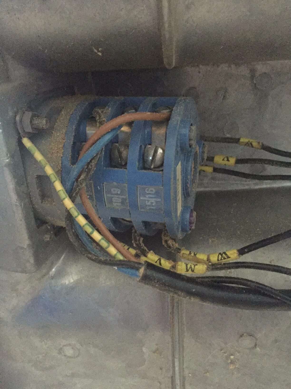 capacitor - How can I make my 380/380 volts motor run on 220 volts? - Electrical