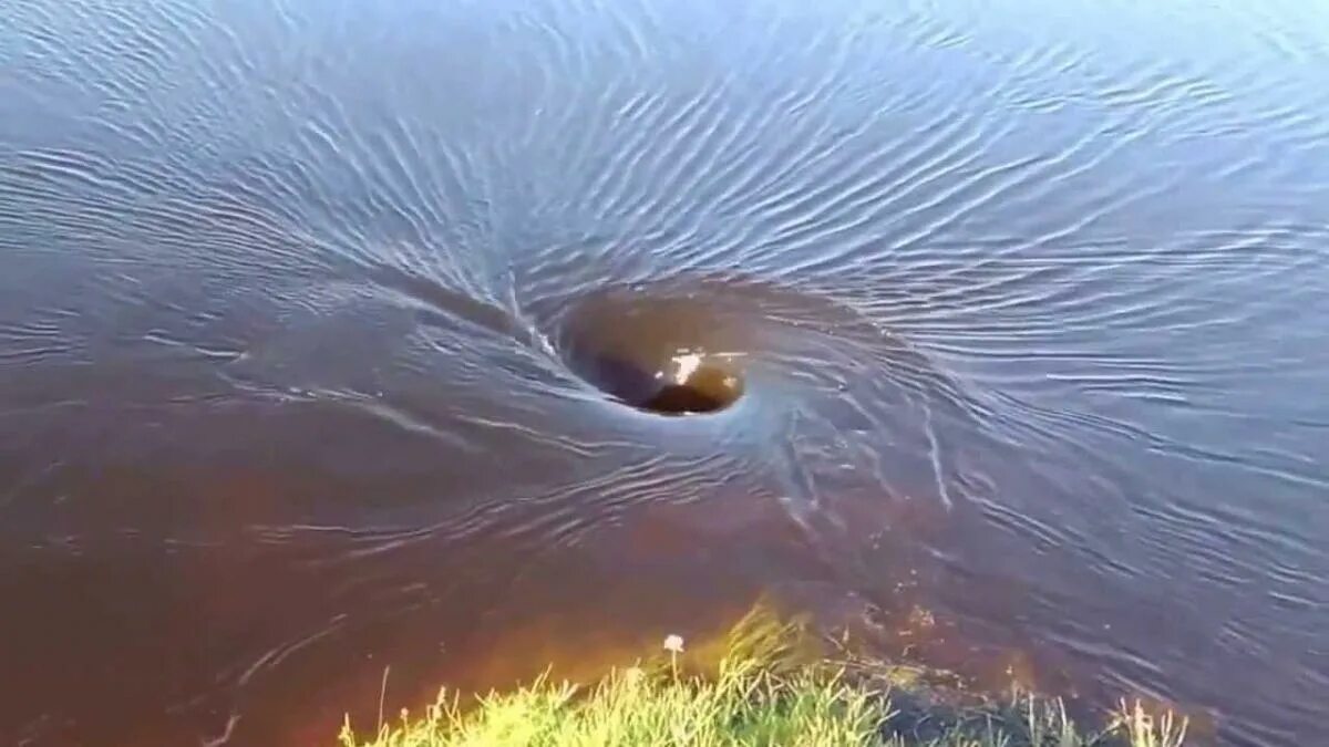 Воронка водоворот. Водоворот в реке. Воронка в море. Водоворот под водой. Как в народе называли водоворот на реке