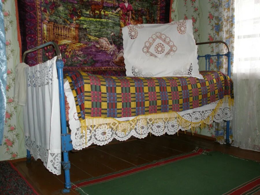 Подзоры для кровати старинные. Старинная деревенская кровать. Деревенская кровать с подзорами. Деревенская кровать с подушками. Хата сброшены на пол подушки
