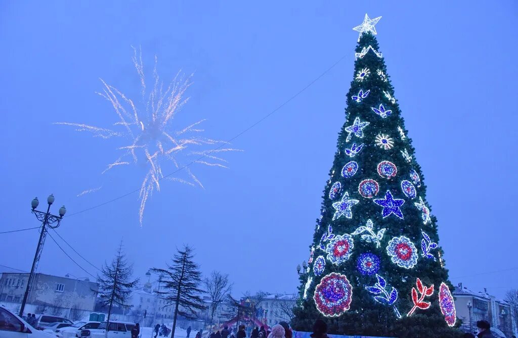 Во сколько в магадане новый год. Магадан главная елка. театральная площадь магадан. ёлка центральный магадане. новогодняя ёлка в магадане.