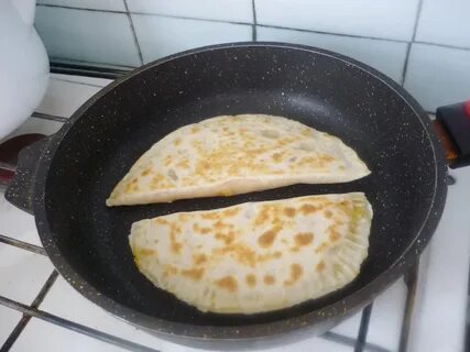 Кутабы с творогом и зеленью на сковороде
