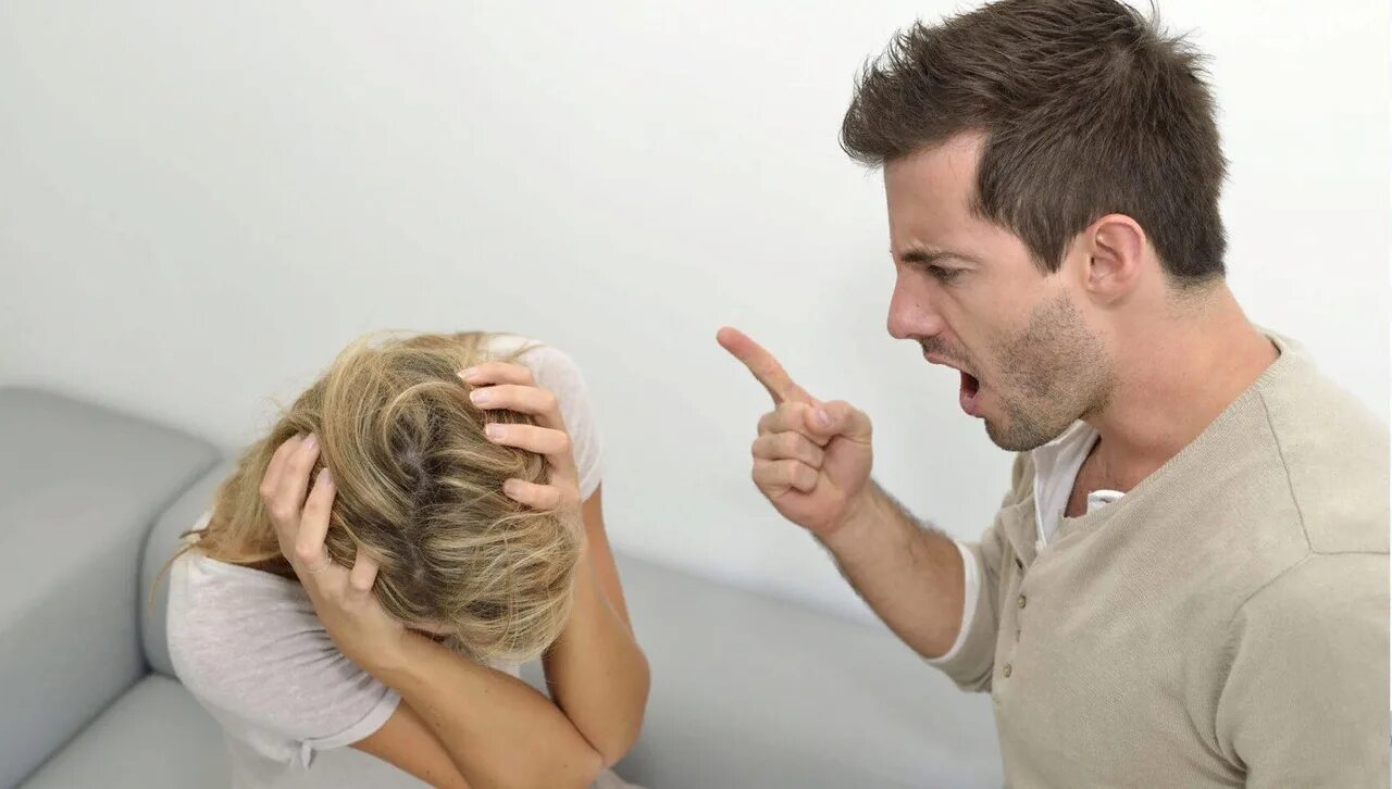 Душнила в отношениях. Душнила в отношениях. Семейные конфликты. Несчастная женщина. Мужчина и женщина ругаются.