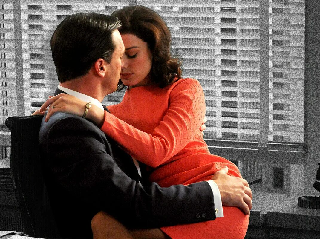 Поцелуй в офисе. Офисная любовь. Парень целует девушку в офисе. Любовь с начальником.