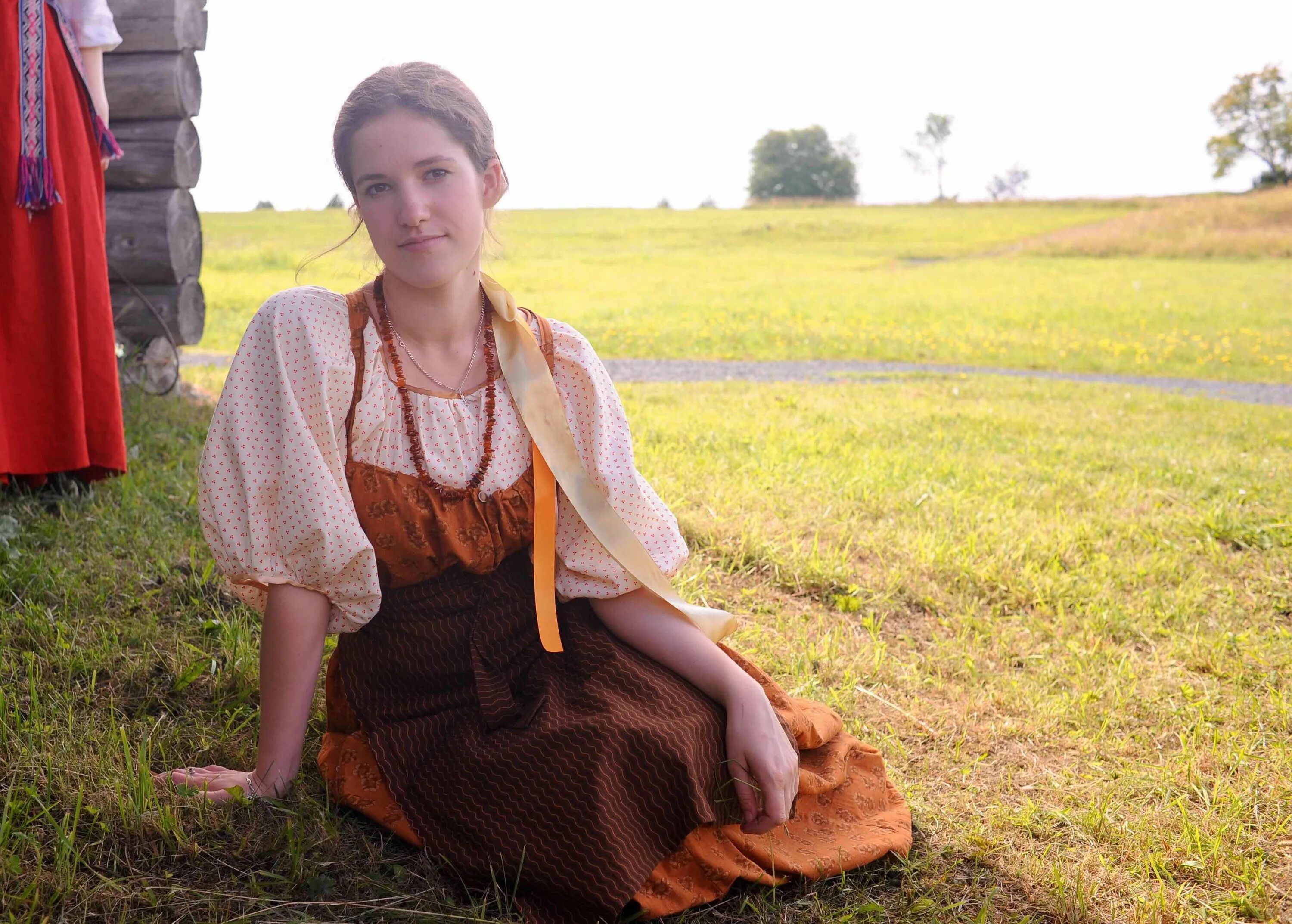 Девушка сидящая в русском сарафане. Русские красавицы в сарафанах. Девушка в народном сарафане. Славянские девушки. Женщины в поле.