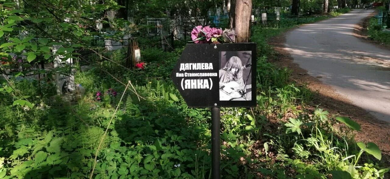 Кладбище квартал. Заельцовское кладбище новосибирск. кладбище клещиха новосибирск. заельцовское кладбище новосибирск могилы. необычные кладбища.