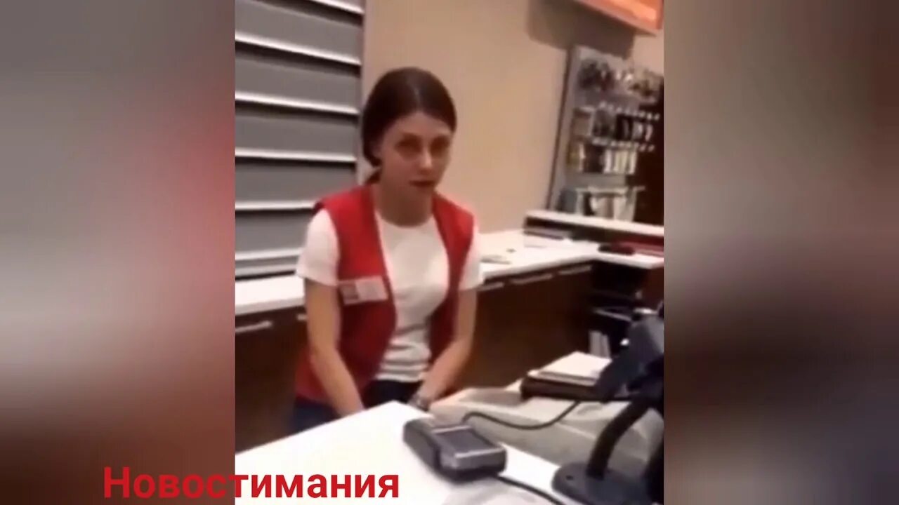 Сотрудница бензоколонки. Дал сдачи видео. Сотрудница бензоколонки. Оператор азс лукойл под кайфом. Мама андрея мартыненко.