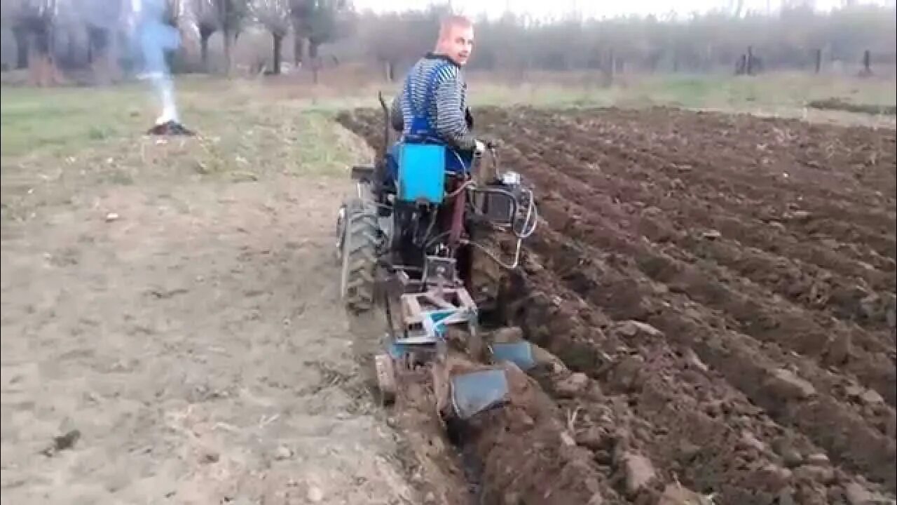 На какой передаче пахать. Вспашка земли мотоблоком ЗУБР. Вспашка минитрактором ЗУБР. Пахота мотоблоком с адаптером с плугом. Вспашка на тракторе Скаут.