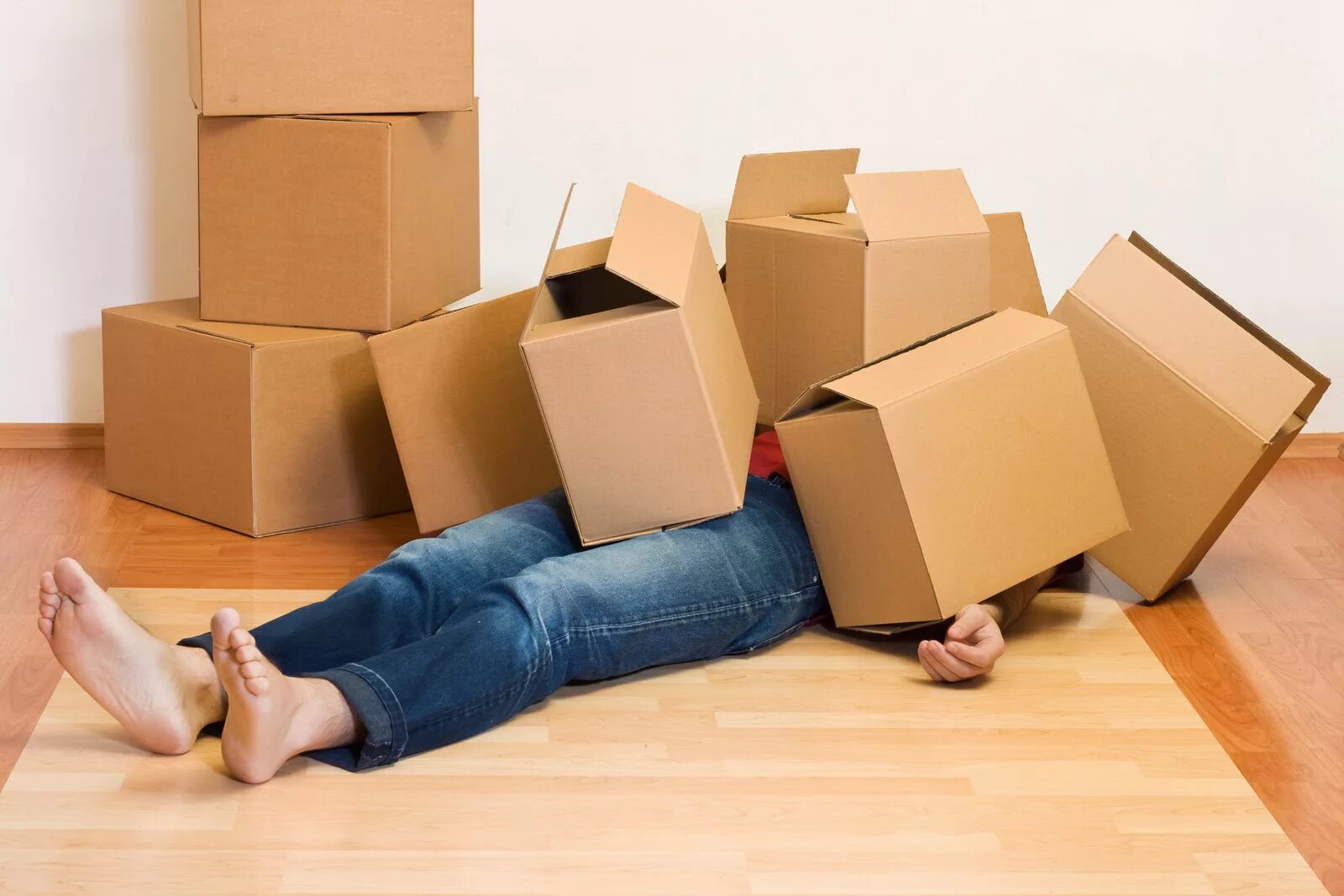 Что значит переехать. Человек с коробками. Переезд. Человек под коробками. Коробки в квартире.