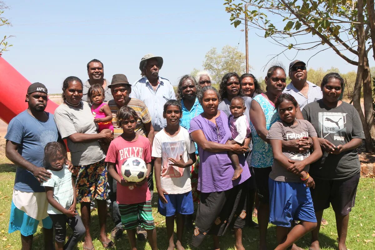 Сколько живет в австралии. Жители Австралии. Австралийские аборигены современные. Население Австралии аборигены. Австралийские аборигены в городе.