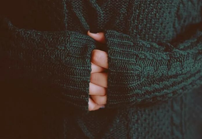 Всегда холодные руки. Холодные руки. Девушка в свитере Эстетика. Черный свитер Эстетика. Люди с холодными руками.