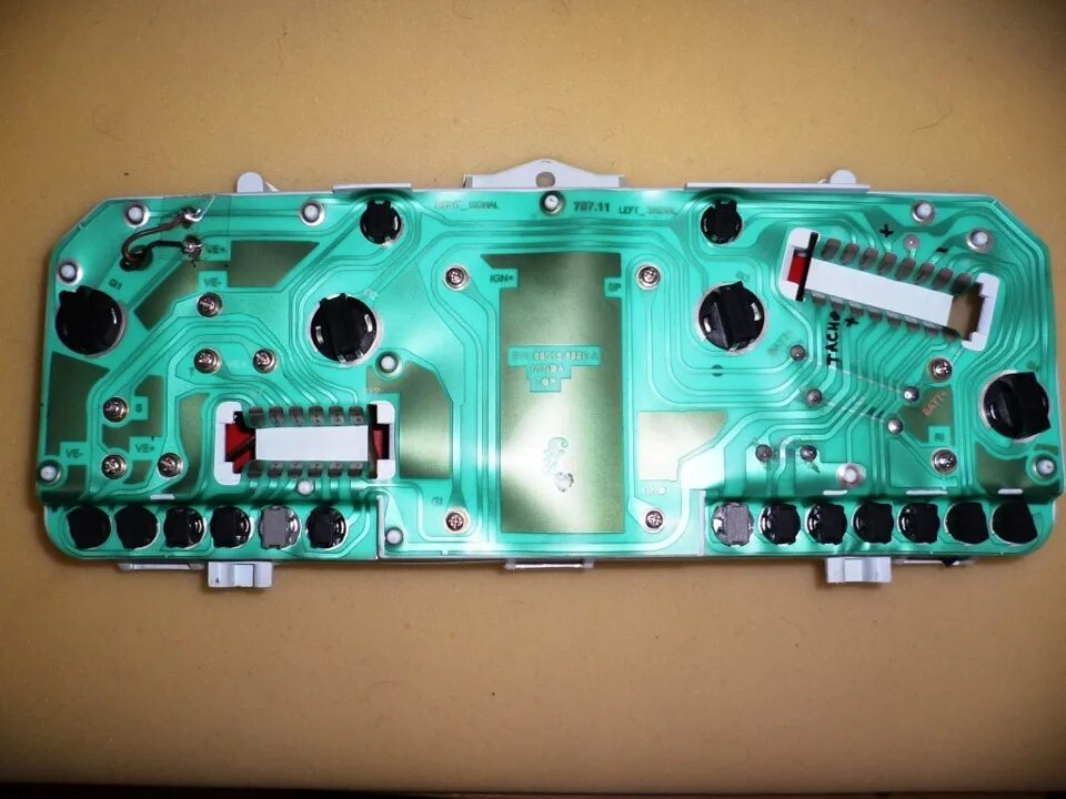 Тахометр нексия n150. Провод тахометра дэу нексия n100. Тахометр дэу нексия н 150. Провод тахометра в приборной панели дэу нексия 2010. Датчик тахометра нексия 1.