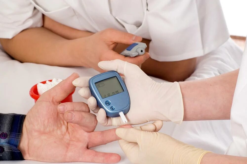 Уровень глюкозы и холестерина. Сахарный диабет глюкометр. Контроль уровня Глюкозы. Измерение сахара в крови. Измерение уровня Глюкозы в крови.