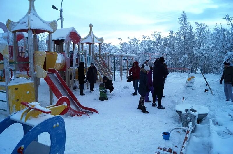 Площадки салехард. Площадки в Салехарде. Где можно погулять в Салехарде. Площадка в Салехарде на среднего красная площадь. Салехард где можно погулять летом.