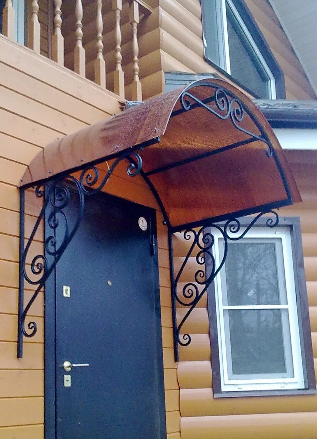 Козырёк над входной дверью. Навесы козырьки над крыльцом. Козырек из поликарбоната. Установка козырька над входной двери. Навес крыльца из поликарбоната примыкающий к дому.