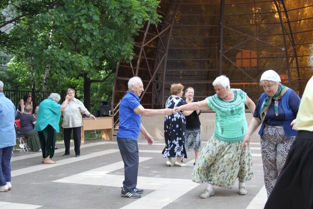 Где бабушки танцуют. Парк Сокольники Танцплощадка для пенсионеров. Танцплощадка Царицыно Московское долголетие. Танцевальная веранда в Сокольниках. Парк Сокольники танцы для пенсионеров.