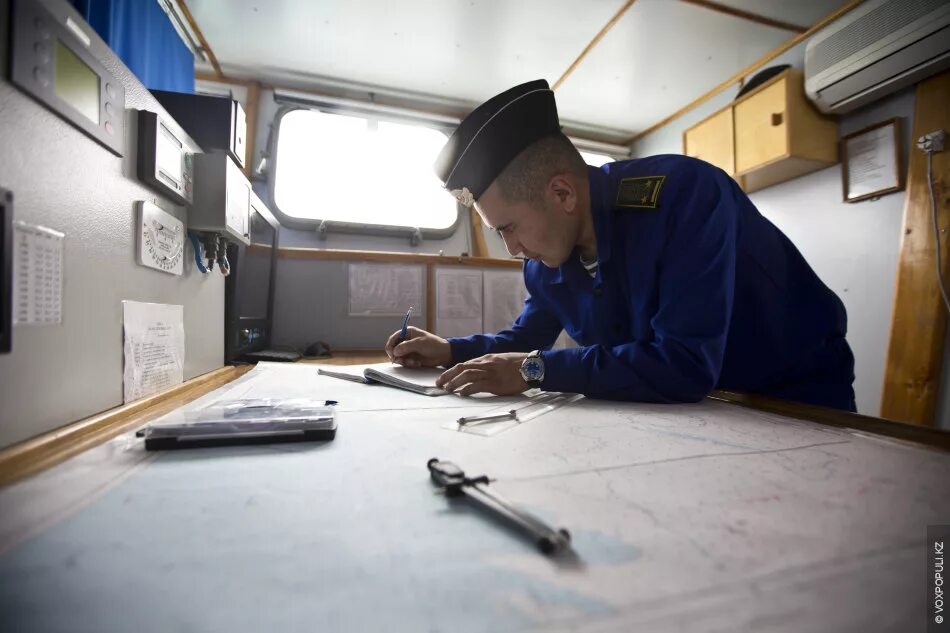 Штурманский стол. Штурман на корабле. Штурман называется. Штурман на корабле. Штурман подводной лодки.