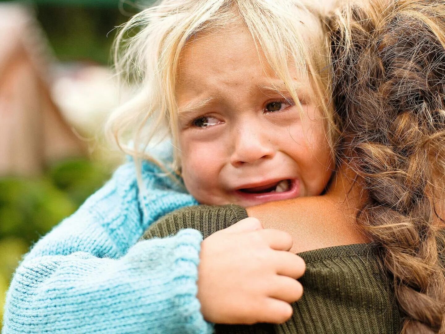 Школьник кричит. Закатывание при плаче у детей. Прячется в шкафу. Истерика у ребенка. Детские истерики.