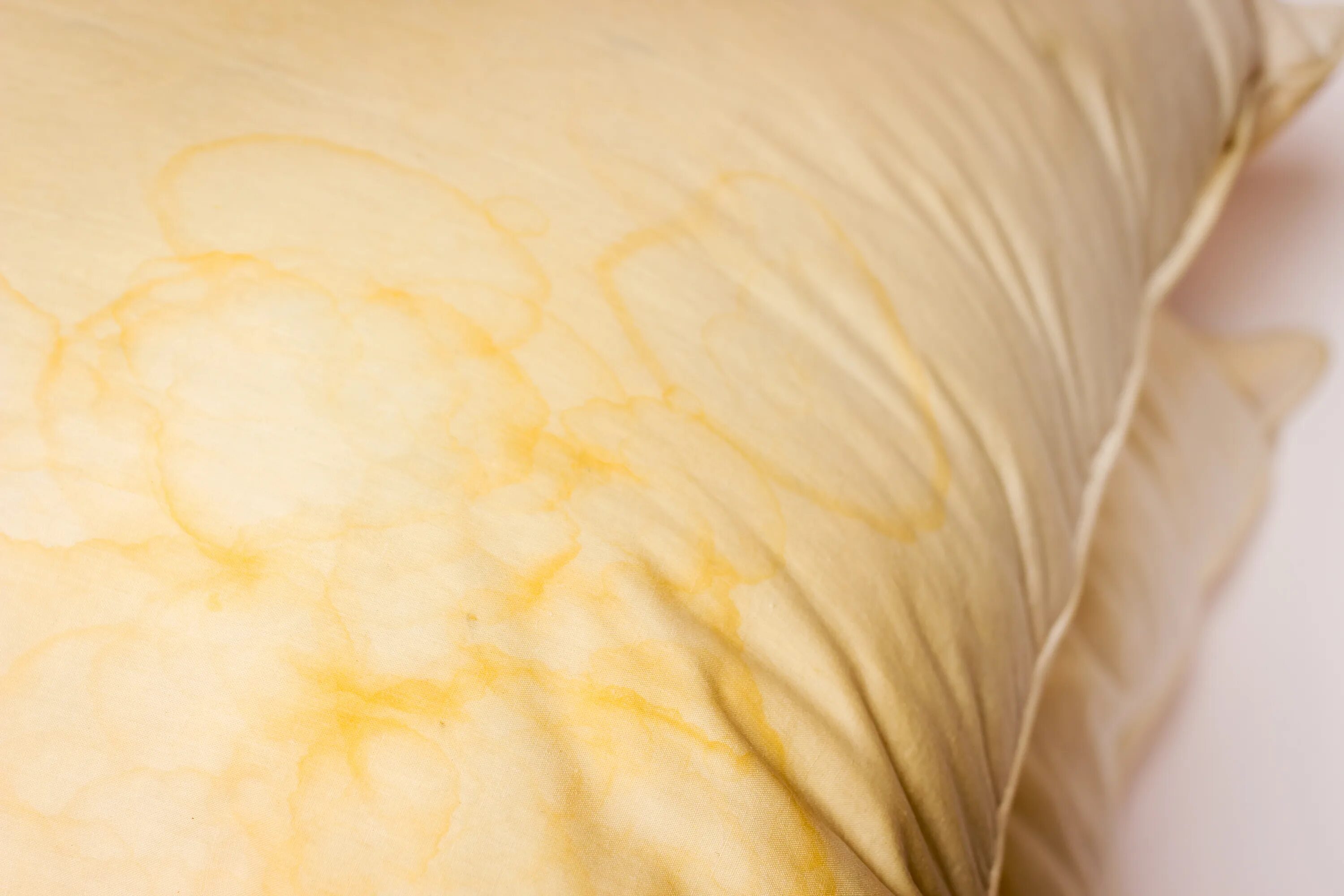 Желтые пятна на подушке. Грязная подушка. Подушки желтые от пота. Желтые пятна на постельном белье.
