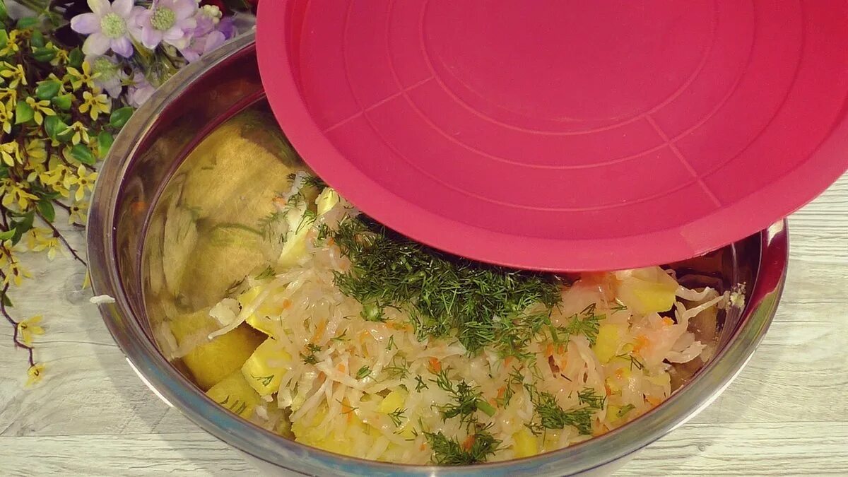 Отварить картофель для оливье. Салат вареная морковь картофель яйца. Картошка с яйцом. Отвариваем картофель на салат. Как сварить картошку для оливье.