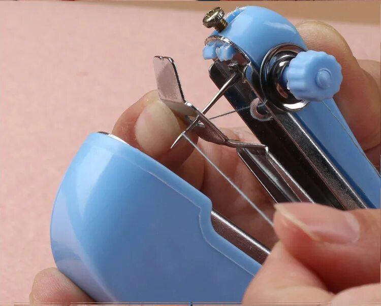 Ручная швейная машинка мини easy stitch. Швейная ручная машинка p5306461. Как работает мини швейная машинка. Мини швейная машинка handy stitch. Ручная швейная машинка, арт.